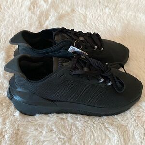 adidas  Running Shoe,  Averyn black  Unisex size 7  Woman/ 6 Men US